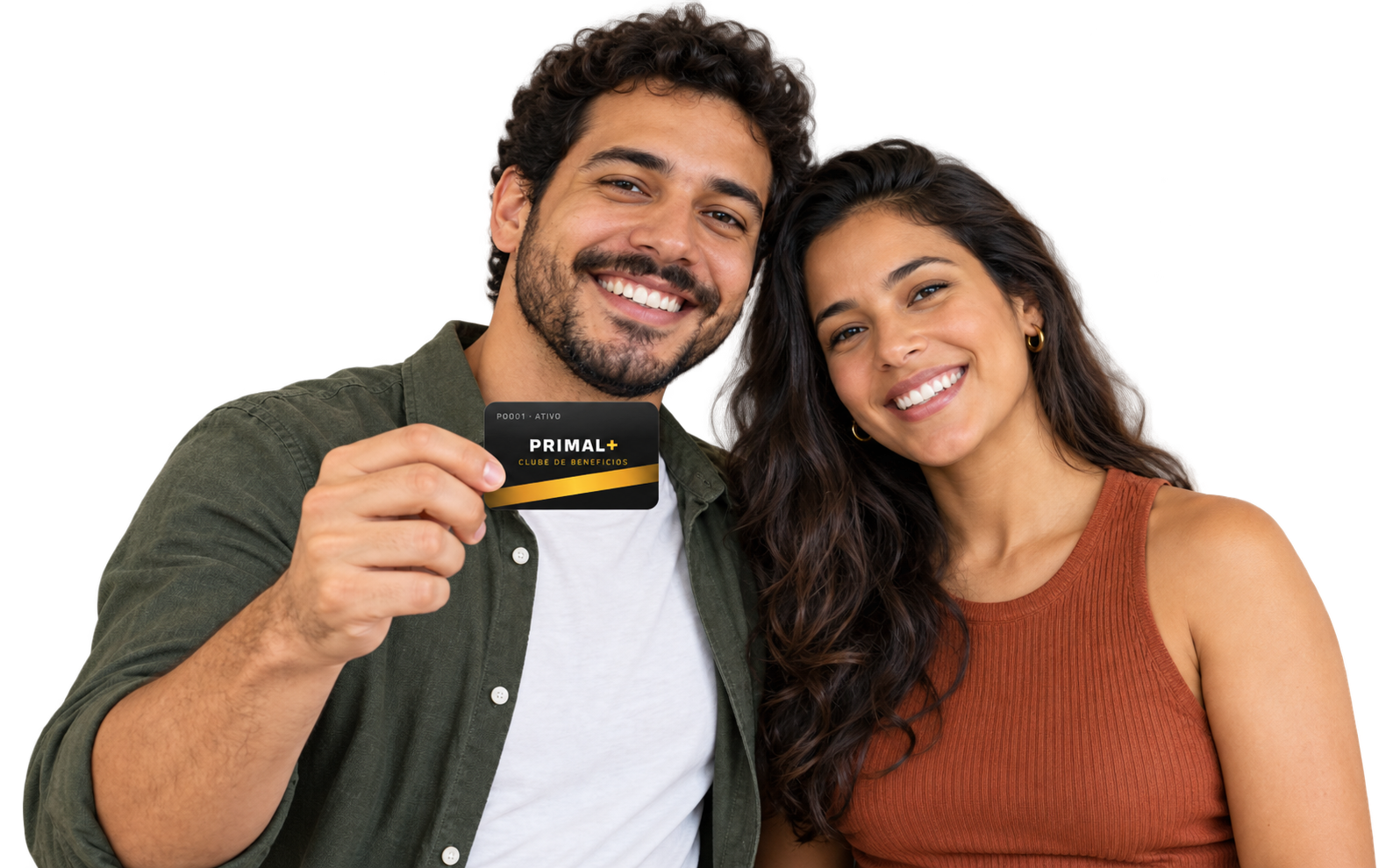 Casal mostrando a carteirinha de benefícios Primal+