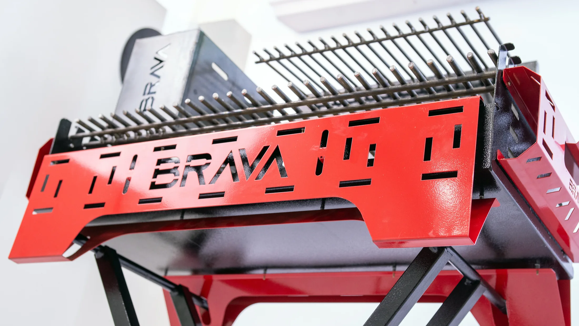 Detalhe frontal da churrasqueira parrilla Brava T700 Red