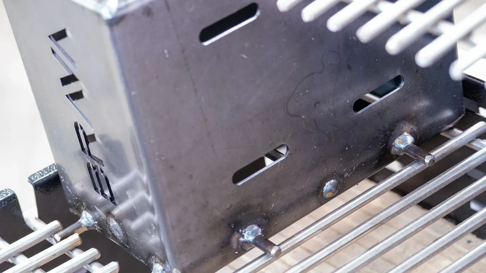 Detalhe do Firebox encaixado junto à grelha da Brava T700