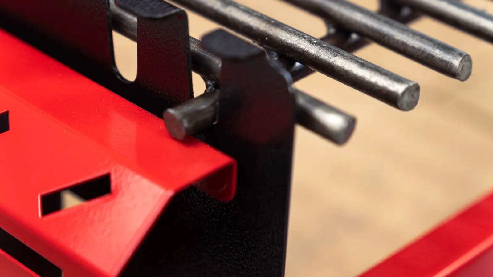 Detalhe das barras de aço carbono da grelha da Brava T700 Red