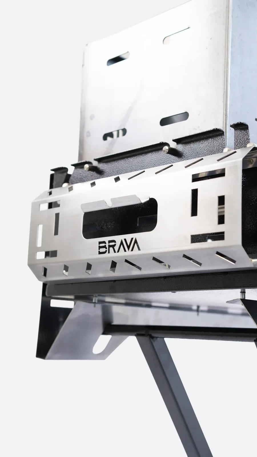 Churrasqueira parrilla Brava T700 Platinum com a marca recortada na chapa escovada