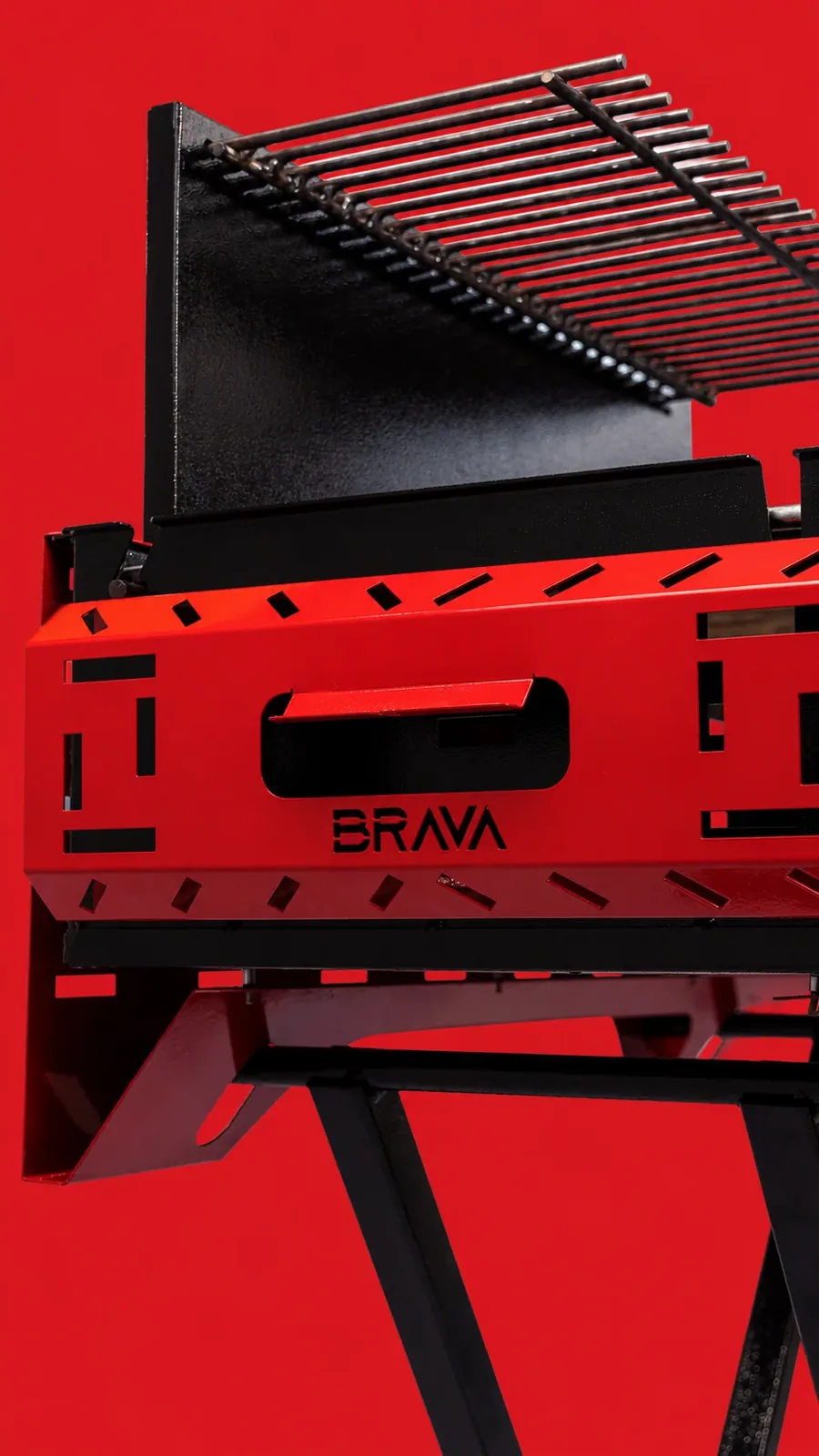 Churrasqueira parrilla Brava T700 Red com a marca recortada na chapa